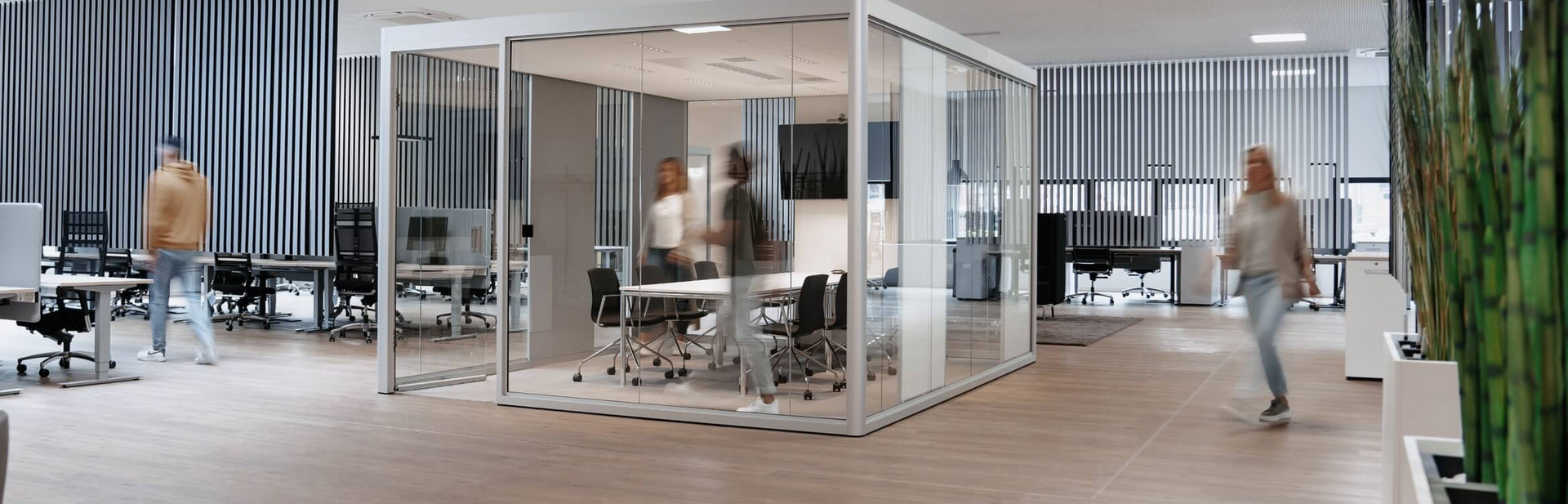 Ein moderner und geräumiger Bürobereich mit einer Mischung aus zeitgemäßem Design und Funktionalität.