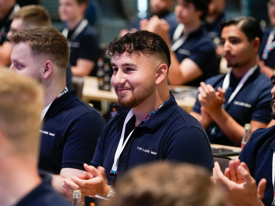 Auszubildende bei LUEG während des Onboarding-Programms, aufmerksam und engagiert im Plenum.