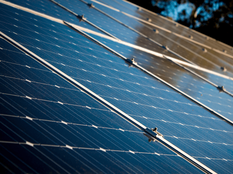 Solarzellen auf einem Dach: Nachhaltige Energiegewinnung durch Photovoltaik. Achten Sie auf regelmäßige Reinigung und Wartung, um die Effizienz zu gewährleisten.