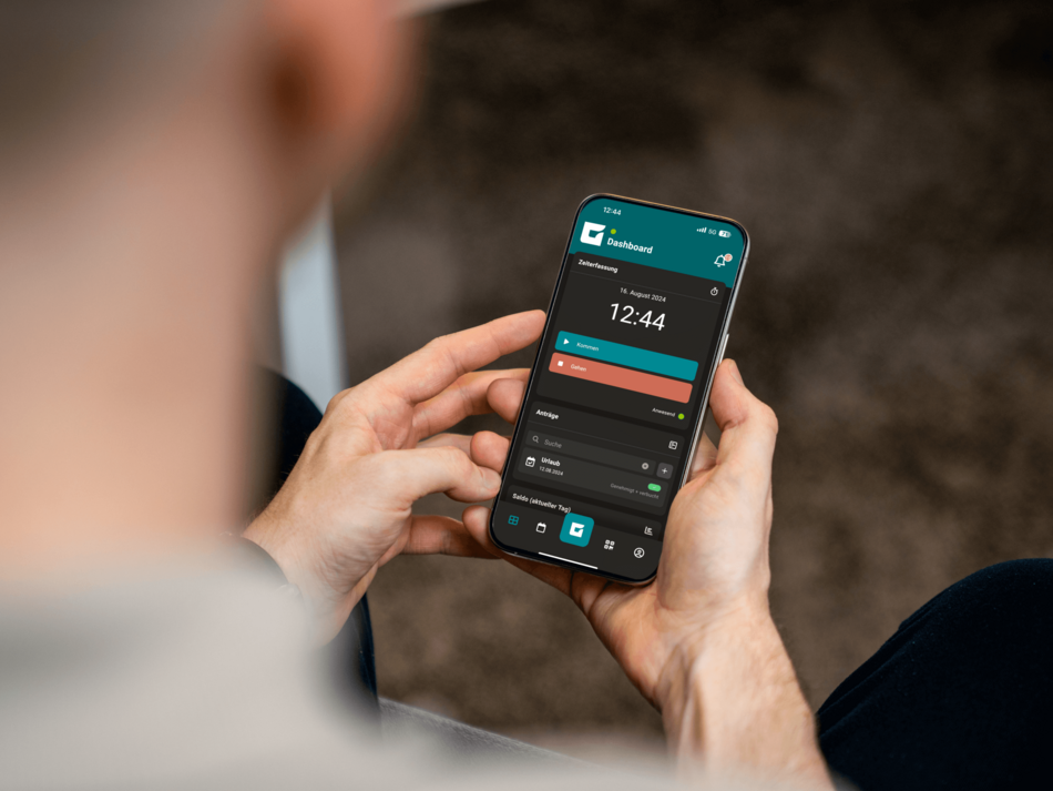 Mitarbeiter erfasst seine Arbeitszeit digital über eine App auf dem Smartphone.