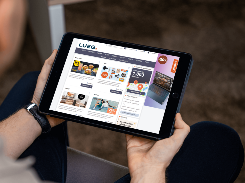 Mitarbeiter hält ein Tablet, das die digitalen Unternehmensvorteile der LUEG Gruppe zeigt.
